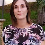 Doy clases de psicología , canto y matemáticas